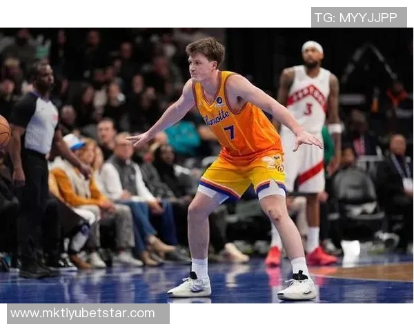 克尼佩尔半场表现亮眼9投5中贡献12分2板4助攻三分球命中率高达50 克尼佩尔半场表现亮眼9投5中贡献12分2板4助攻三分球命中率高达50