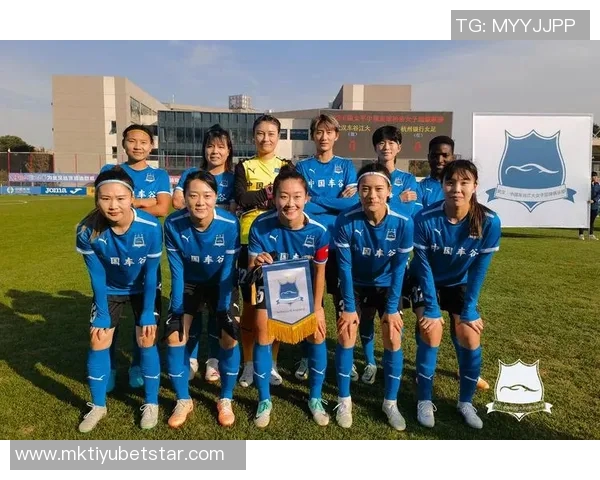 武汉车谷江大女足赛后自豪展示国旗合影庆祝中国骄傲时刻 武汉车谷江大女足赛后自豪展示国旗合影庆祝中国骄傲时刻