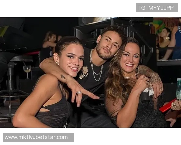 内马尔与女友布鲁娜携手庆祝圣诞节温馨合照中抱着两个可爱女儿 内马尔与女友布鲁娜携手庆祝圣诞节温馨合照中抱着两个可爱女儿